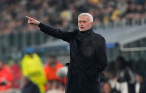 Pelatih Benfica, Jose Mourinho, memberi instruksi saat laga Liga Champions melawan Juventus Benfica di Allianz Arena, Italia, Kamis (22/1/2026). (AP Photo/Luca Bruno)