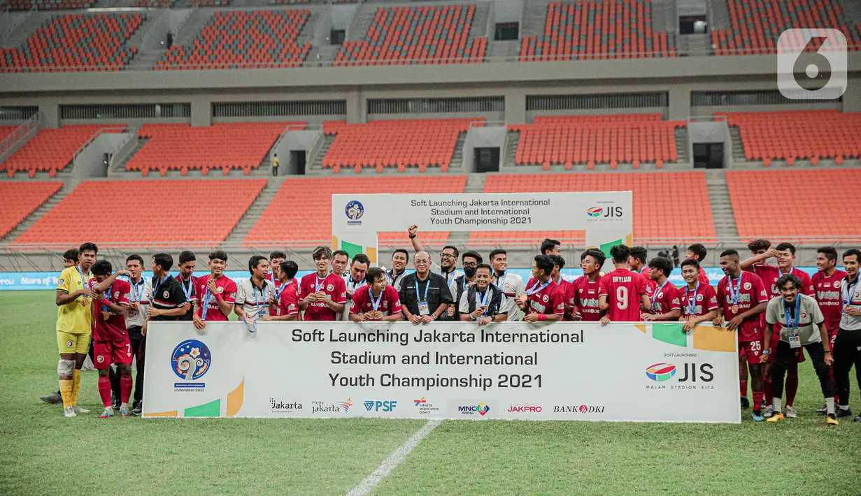 Kegembiraan tim Indonesia All Start U-20 usai menang melawan Bali United U-18 pada pertandingan International Youth Championship (IYC) 2021 di Jakarta International Stadium, Jakarta, Selasa (19/4/2022). Indonesia All Stars U-20 menang atas Bali United U-18 2-1. (Liputan6.com/Faizal Fanani)