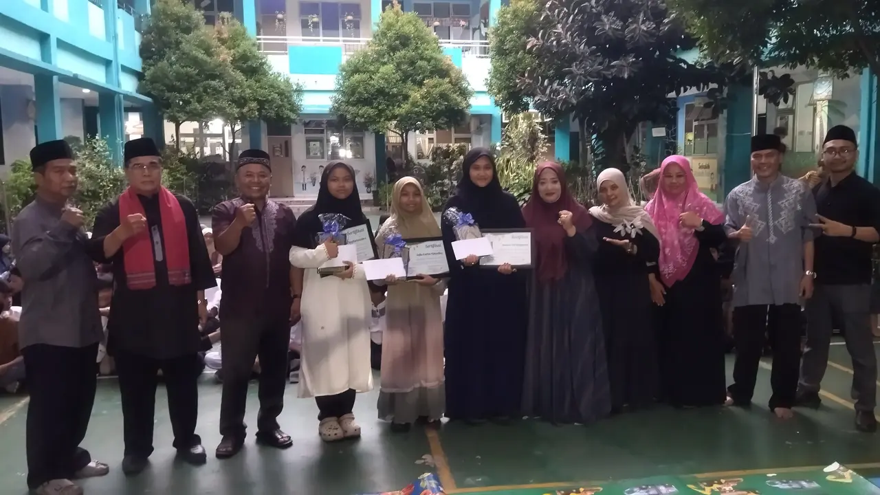 Siswa bersama komite, Kepala Sekolah, Pembina Tahfidz dan Wali Kelas