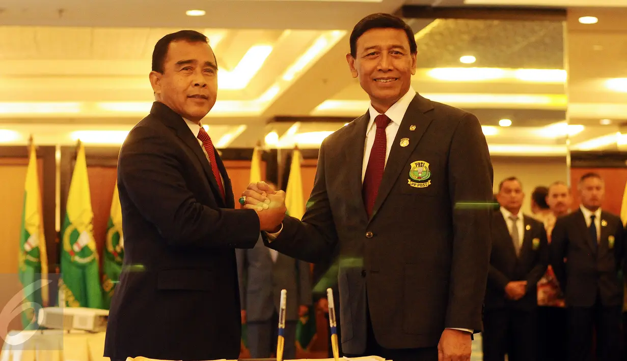 Ketua KONI Pusat, Tono Suratman (kiri) bersalaman dengan Ketua Umum PP PBSI, Wiranto usai upacara pelantikan pengurus PP PBSI di Jakarta, Kamis (19/1). Wiranto resmi menjabat sebagai Ketua Umum PP PBSI periode 2016-2020. (Liputan6.com/Helmi Fithriansyah)
