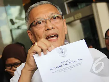 Ketua DPP bidang Hukum Partai Golkar kubu Agung Laksono, Lauren Siburian menyerahkan susunan pengurus Partai Golkar periode 2015-2016 di Kementerian Hukum dan HAM, Jakarta, Selasa (17/3/2015). (Liputan6.com/Helmi Afandi)