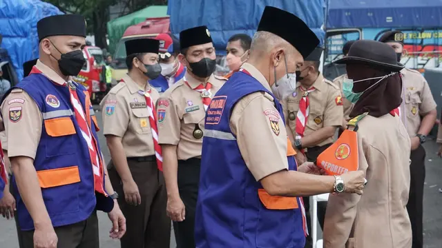 Anggota Pramuka Ramai-Ramai Bantu Para Pemudik Lebaran di Berbagai Daerah