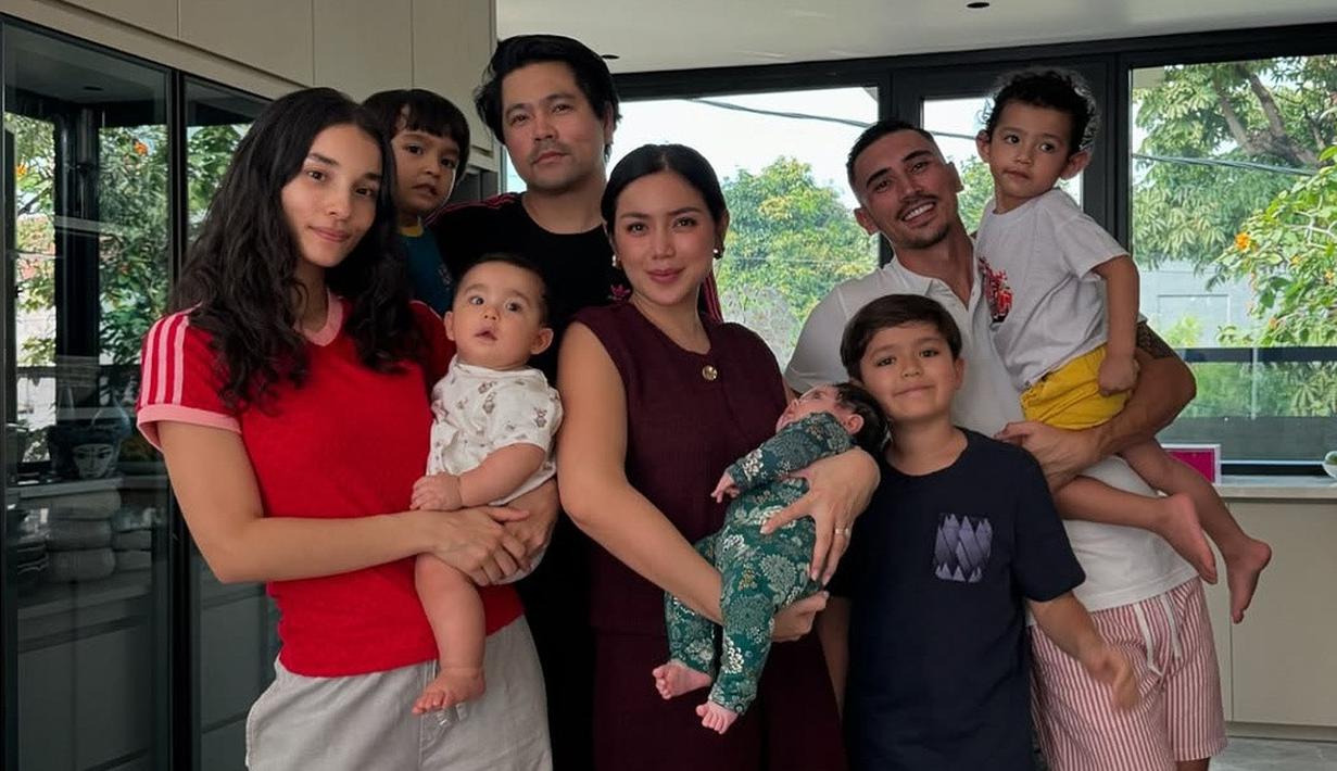 Erick Iskandar kakak Jessica Iskandar turut hadir di acara perayaan tiga bulan Baby Hagia bersama sang istri dan buah hatinya. Dikaruniai dua buah hati, keluarga kecil Erick Iskandar dan Vanessa Lima tak kalah hangat. Vanessa Lima melahirkan anak keduanya yang bernama Enzo De Araujo Iskandar pada 19 Juli 2024 lalu. Pada Juli 2025 mendatang, keponakan Jessica Iskandar itu genap berusia satu tahun. (Liputan6.com/IG/@inijedar)
