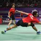 Ganda campuran Indonesia, Tontowi Ahmad/Liliyana Natsir mengembalikan kok ke arah Lee Chun Hei R/Chau Hoi Wah (Hong Kong) di perempat final Bulutangkis Asian Games 2018 di Istora Kompleks GBK, Jakarta, Sabtu (25/8). (Liputan6.com/Helmi Fithriansyah)