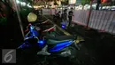Sejumlah kendaraan masih terparkir di kawasan pendestrian Malioboro, Senin (4/4). Kawasan parkir Malioboro telah ditutup sejak hari ini dan akan gunakan untuk jalur pendestrian. (Liputan6.com/Boy Harjanto)
