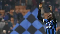 Pemain Inter Milan Romelu Lukaku menyapa para suporter usai menghadapi Cagliari pada pertandingan Coppa Italia di Stadion San Siro, Milan, Italia, Selasa (14/1/2020). Inter Milan menang 4-1 dengan dua gol disumbang Lukaku. (AP Photo/Antonio Calanni)