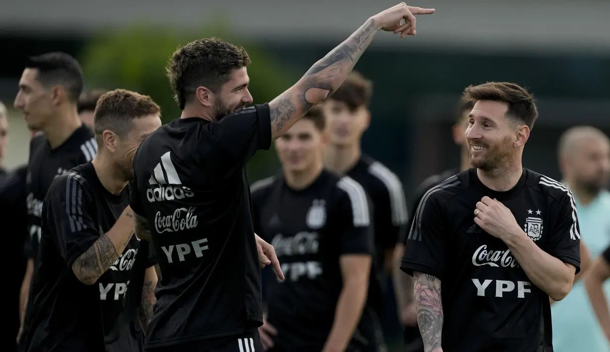 Para pemain Argentina menghadiri sesi latihan tim menjelang pertandingan kualifikasi Piala Dunia FIFA Qatar 2022 melawan Uruguay di Buenos Aires, Argentina, Selasa (9/11/2021). Pada pertemuan pertama, Uruguay kalah telak 0-3 dari Argentina di Stadion El Monumental. (AP Photo/Natacha Pisarenko)