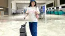 Tak jarang, Fitri Carlina yang merupakan istri dari seorang pilot ini juga mengunggah OOTD airport looknya. Ia tampil keren dengan atasan kaus putih bertuliskan Barbie, dipadu wide-leg denim pants dan topi yang serasi. [Foto: Instagram/fitricarlina]