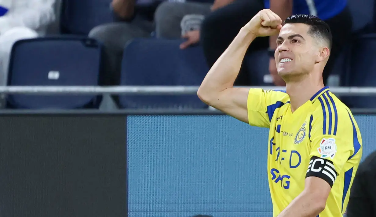 Cristiano Ronaldo kembali menunjukkan ketajamannya dengan memborong dua gol dalam kemenangan Al-Nassr atas Al-Hilal di Liga Arab Saudi, Sabtu (5/4/2025). (AFP/Fayez Nureldine)