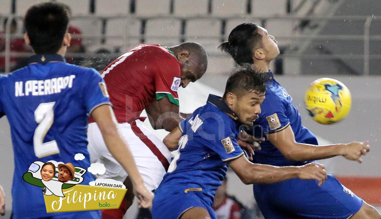 Pemain Indonesia, Boaz Solossa, duel udara dengan pemain Thailand pada laga Piala AFF 2016 di Philippine Sports Stadium, Filipina, Sabtu (19/11/2016). Indonesia kalah 2-4 dari Thailand. (Bola.com/Nicklas Hanoatubun)