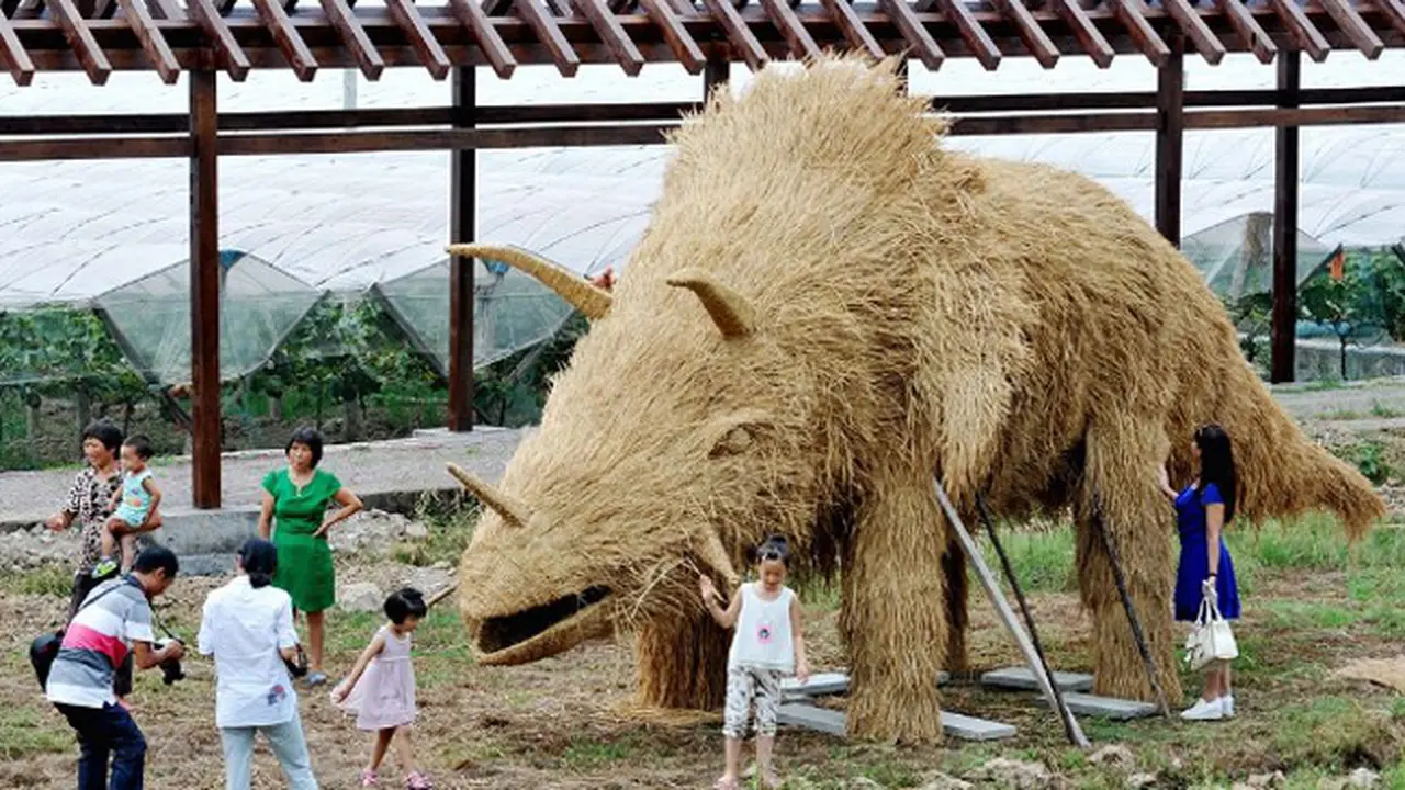Dinosaurus Jerami Jadi Rebutan Foto Warga Tiongkok