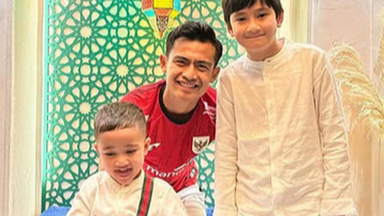 Foto Bareng Pratama Arhan, Rayyanza Bikin Salfok - Mulai dari Pose Unik Hingga Gaya Super Kece