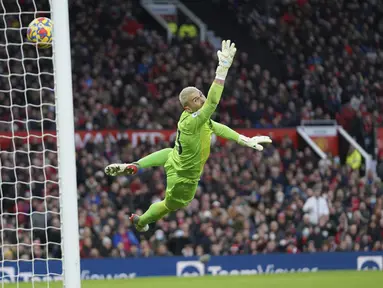 Penjaga gawang Crystal Palace Vicente Guaita mencoba menghalau bola saat melawan Manchester United pada pertandingan Liga Inggris di Stadion Old Trafford, Manchester, Inggris, 5 Desember 2021. Manchester United menang 1-0. (AP Photo/Jon Super)