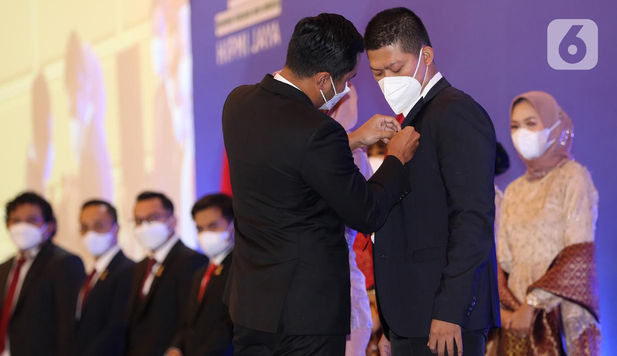 Ketua Umum BPD HIPMI Jaya Sona Maesana menyematkan pin kepada Pengukuhan Anggota Baru HIPMI Jaya Angkatan 2021 di The Tribrata Darmawangsa, Jakarta, Kamis (02/12/2021). Pengukuhan anggota baru dapat berkolaborasi dengan program pemerintah dalam membangun ekonomi Jakarta. (Liputan6.com/Fery Pradolo)