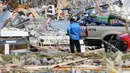 Seorang pria mencari barang-barang yang bisa dia selamatkan dari tokonya setelah tornado menerjang Cookeville, Tennessee, Amerika Serikat, Selasa (3/3/2020). Terjangan tornado menyebabkan kerusakan besar pada bangunan, jalan, jembatan, dan pusat bisnis. (AP Photo/Mark Humphrey)