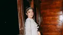 Terlihat simple dengan busana berwarna putih, beberapa netizen justru menganggap penampilan penyanyi kelahiran 2001 ini semakin memesona. Meski bisa menampilkan sisi sederhana, namun Tiara Andini juga tampak mampu menunjukan sisi elegannya.(Liputan6.com/IG/@tiaraandini)