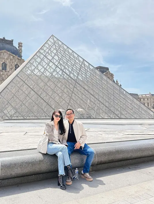 Gaya liburan ke Paris ala couple anak Hotman Paris dan Chen Giovani. Fritz tampil simpel dengan atasan berwarna hitam yang ditumpuknya dengan jaket cokelat muda yang lembut dan celana jeans, sedangkan Chen Giovani tampil bak lady boss degnan atasan berwarna beige ditumpuknya dengan blazer cokelat muda dan celana jeans. Foto: Instagram.