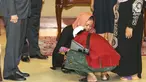 Orang tua Siti Aisyah bersujud kepada anaknya setelah kembali ke Indonesia di Kemenlu, Jakarta, Senin (11/3). Siti Aisyah diserahkan kepada keluarga setelah Jaksa Agung Malaysia mencabut dakwaan dugaan pembunuhan. (Liputan6.com/Johan Tallo)