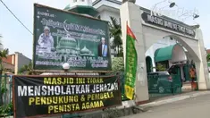 Polisi juga bekerja sama dengan Panwalsu DKI untuk mendalami apakah keberadaan spanduk tersebut.