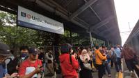 Kereta rangkaian listrik (KRL) KA 1336 rute Jakarta Kota-Bogor mengalami gangguan di jalur 1 Stasiun Universitas Pancasila, Jakarta Selatan, Selasa (10/2/2026).  (Istimewa)