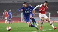 Gelandang Leicester City, Harvey Barnes merebut bola dari bek Arsenal, Hector Bellerin dalam lanjutan Liga Inggris di Stadion Emirates di London, Selasa (7/7/2020).  Arsenal hanya mampu bermain imbang 1-1 saat menjamu Leicester City. (AP Photo/Michael Regan,Pool)