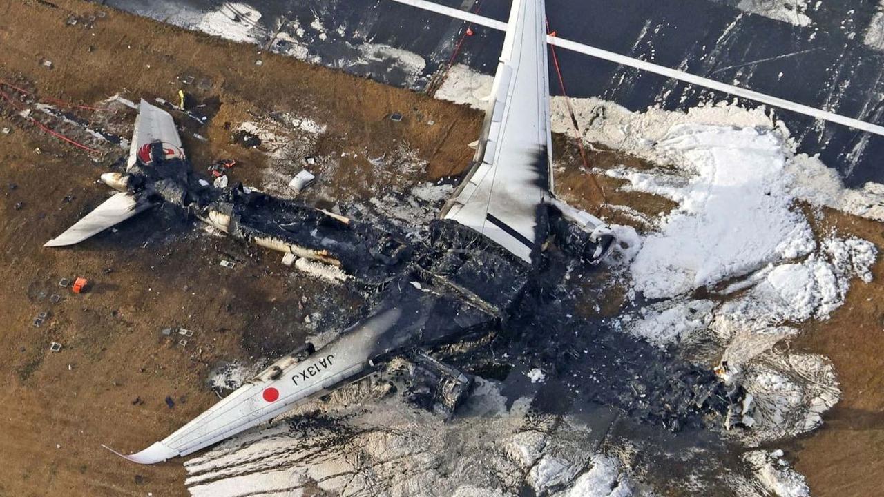Foto udara memperlihatkan kondisi pesawat Airbus A350 milik maskapai Japan Airlines yang mengalami kebakaran hebat di Bandara Haneda, Tokyo, Jepang, pada Rabu (3/1/2024). Pesawat dengan 379 penumpang dan awak itu terbakar hebat setelah bertabrakan dengan 