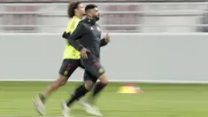 Penyerang Flamengo Gabriel Barbosa dan Willian Arao melakukan pemansan selama sesi latihan di Doha, Qatar (19/12/2019). Flamengo akan bertanding melawan Liverpool pada final Piala Dunia Antarklub 2019 di Khalifa International Stadium pada Minggu (22/12/2019) dini hari WIB. (AP Photo/Hassan Ammar)