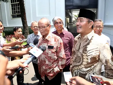 Tim Independen memberikan keterangan kepada pers usai temui Presiden Joko Widodo di Istana Negara, Jakarta, Rabu (28/1/2015). (Liputan6.com/Faizal Fanani)