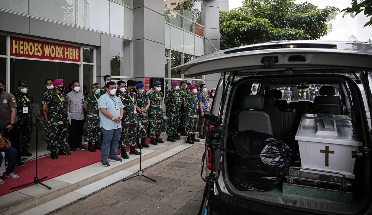 Upacara pelepasan salah satu tenaga kesehatan yang meninggal akibat terpapar COVID-19 di RSDC Wisma Atlet, Jakarta, Rabu (23/2/2022). Pelepasan jenazah Tiur Octavia yang meninggal setelah dirawat di RS Persahabatan dihadiri ratusan rekan tenaga kesehatan RSDC. (Liputan6.com/Faizal Fanani)