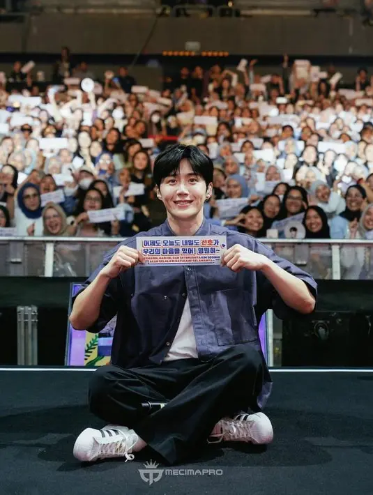 <p>Saat mendengar kabar Seon Ho sudah kembali ke Korea Selatan, Tantri pun mojok dan sedih. "Tiba2 ada bisikan halus dari belakang, 'kalo kamu masih gini terus sejam lagi aku ruqiyah'," tulisnya lagi. (Foto: Instagram/ tantrisyalindri)</p>