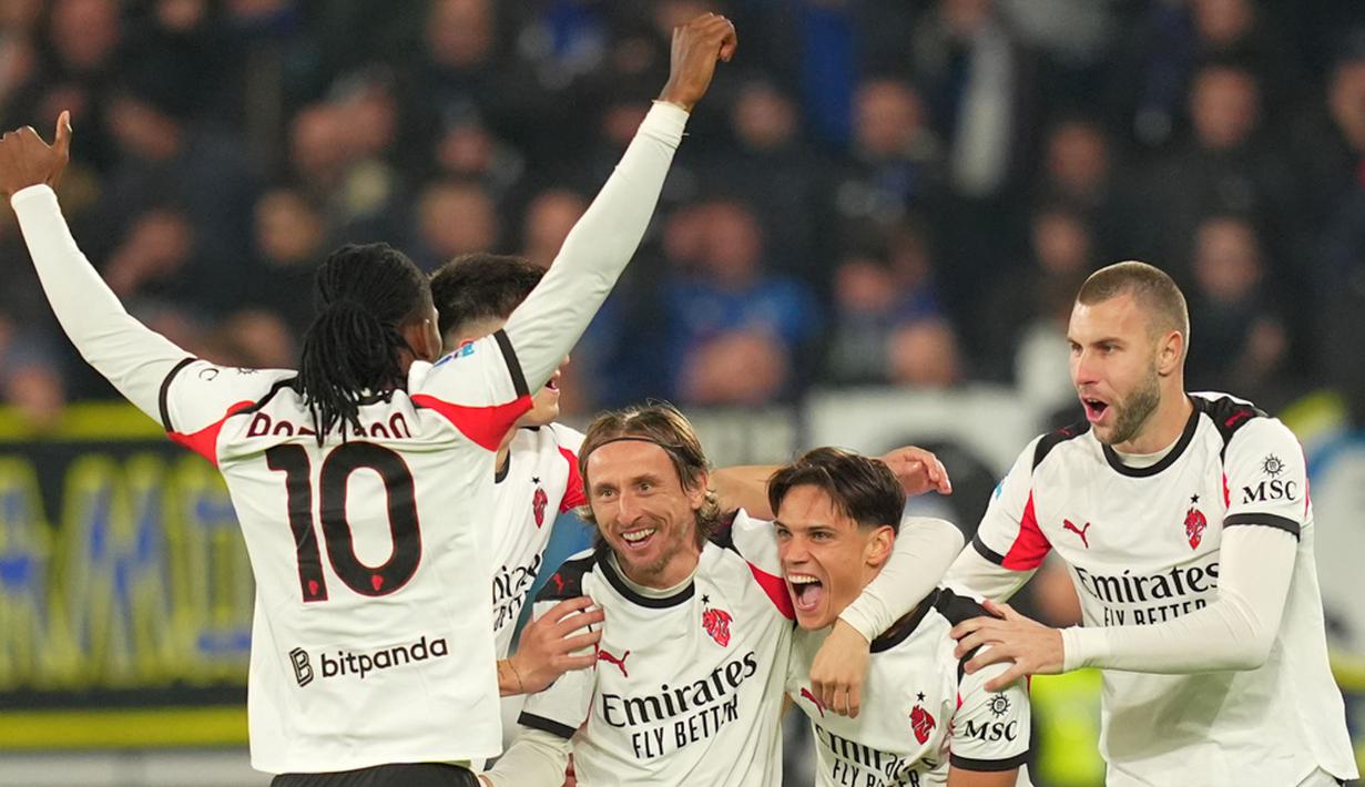 Milan sempat unggul cepat melalui gol gelandang Samuel Ricci di menit ke-4, namun tuan rumah menyamakan kedudukan lewat sepakan Ademola Lookman di menit ke-35. (Spada/LaPresse via AP)