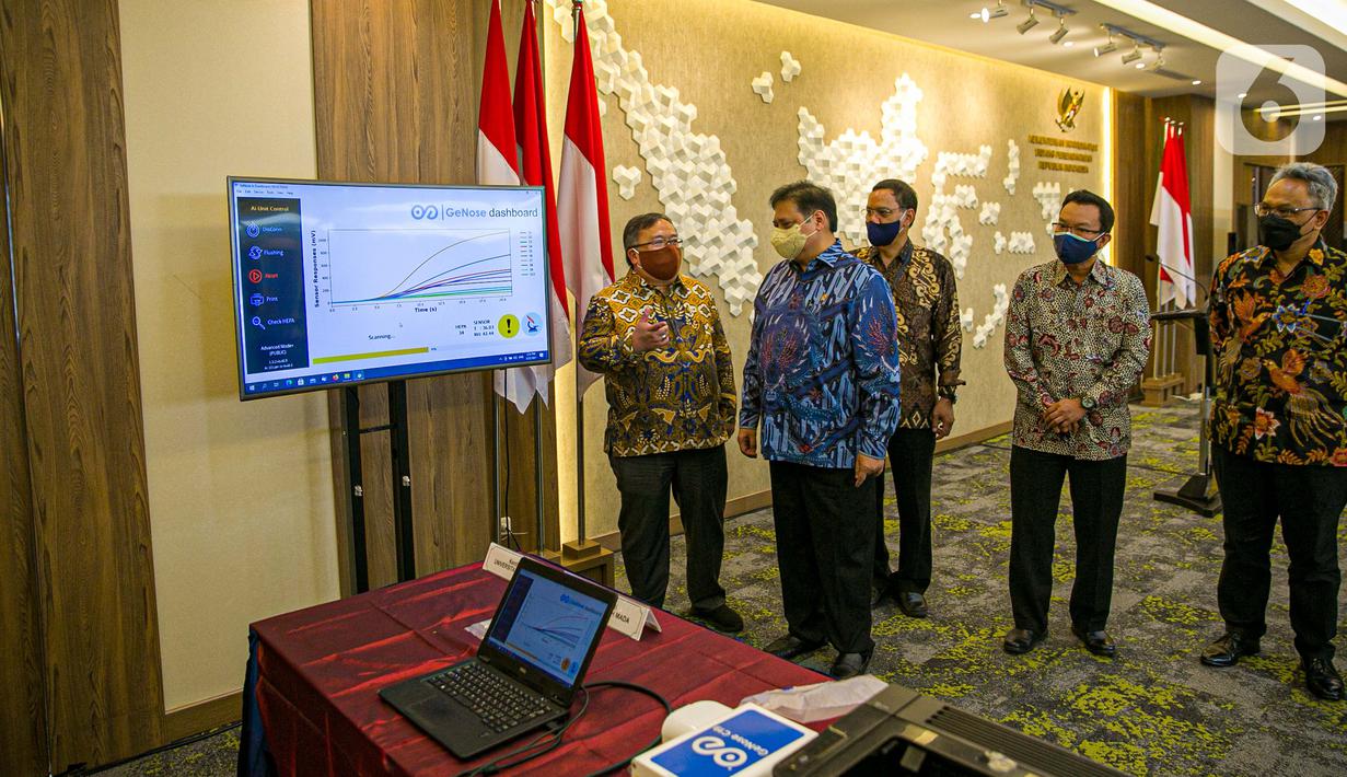 Menristek Bambang Brodjonegoro (kiri) berbincang dengan Menko Bidang Perekonomian Airlangga Hartarto saat memberikan GeNose C19 di Gedung Kemenko Perekonomian, Jakarta, Senin (22/3/2021). GeNose C19 diharapkan dapat semakin dikenal dan dimanfaatkan secara lebih masif. (Liputan6.com/Faizal Fanani)