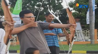 Di Mataram, NTB, warga mengisi waktu berbuka puasa sambil berlatih memanah. Olah raga yang dianjurkan Rasulullah itu dinilai dapat menguji konsentrasi dan ketangkasan dalam membidik sasaran.