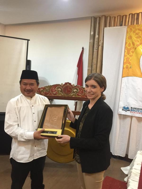 Bupati Garut Rudy Gunawan tengah menerima plakat penghargaan dari Wakil Atase Kebudayaan Kedubes AS Emily Abraham, setelah acara Workshop Madrasah Digital (Liputan6.com/Jayadi Supriadin)