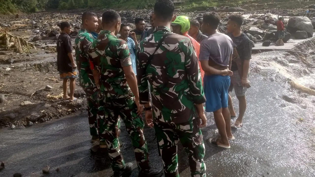 Kondisi banjir bandang di sungai Theodai 1 dan 2 di Desa Sawu, Kabupaten Nagekeo, NTT
