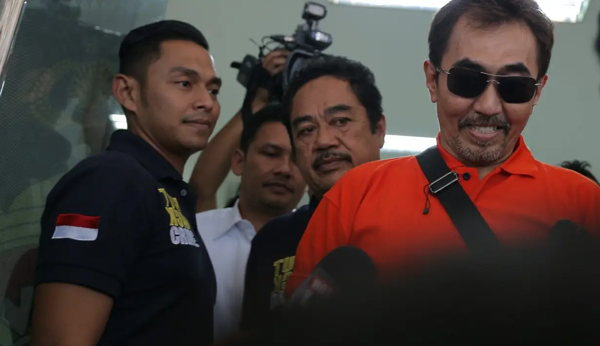 Di Polda, Aa Gatot tidak berbicara apapun dengan para wartawan. Ia hanya berjalan sembari melempar senyum dengan pengawalan pihak kepolisian. (Andy Masela/Bintang.com)