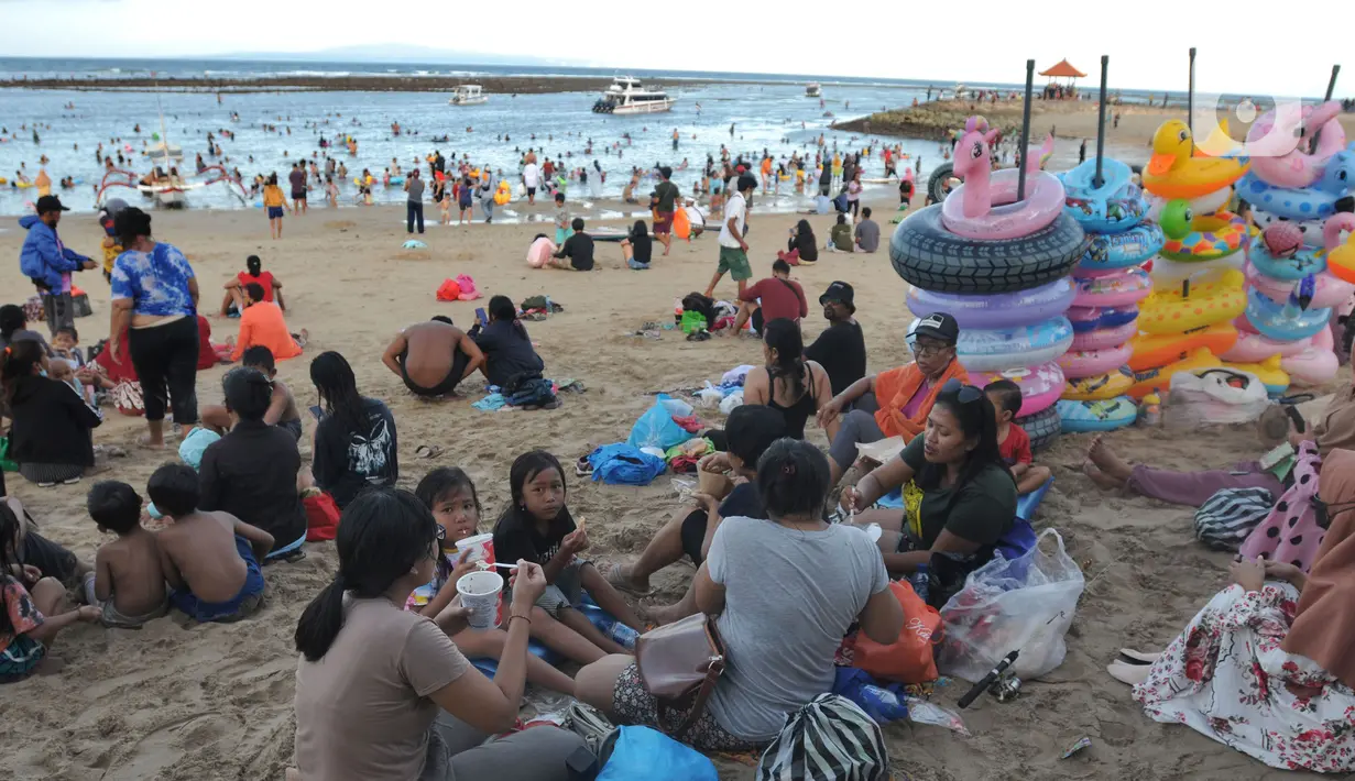 <p>Wisatawan beraktifitas di kawasan Pantai Sanur, Denpasar, Bali, Senin (2/5/20222). Ribuan wisatawan lokal dari seputar kota Kenpasar dan kota-kota di Pulau Jawa memadati Pantai Sanur untuk mengisi liburan Idul Fitri 1443 H. (merdeka.com/Arie Basuki)</p>