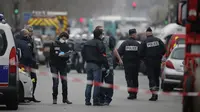 Polisi memburu pelaku penyerangan di kantor majalah Prancis Charlie Hebdo. (Reuters)