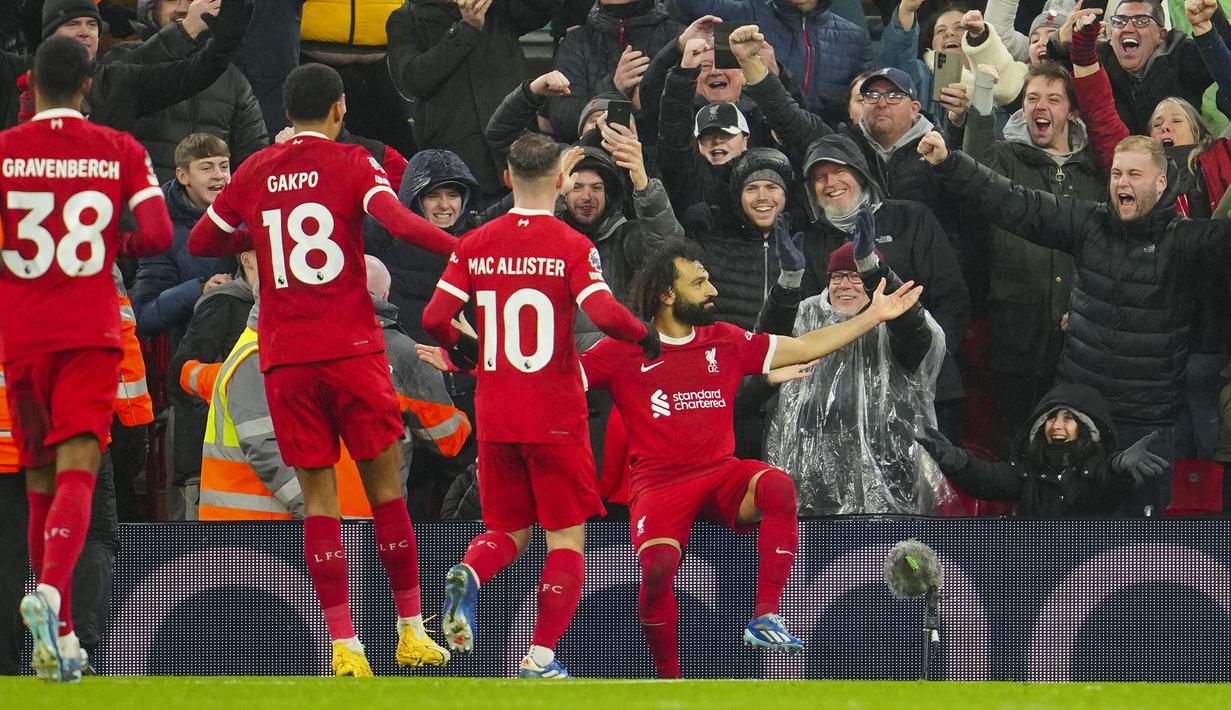 Pemain Liverpool, Mohamed Salah melakukan selebrasi setelah mencetak gol pada laga lanjutan Liga Inggris 2023/2024 melawan Newcastle di Anfield, Liverpool, Inggris, Selasa (02/01/2023) dini hari WIB. (AP Photo/Jon Super)