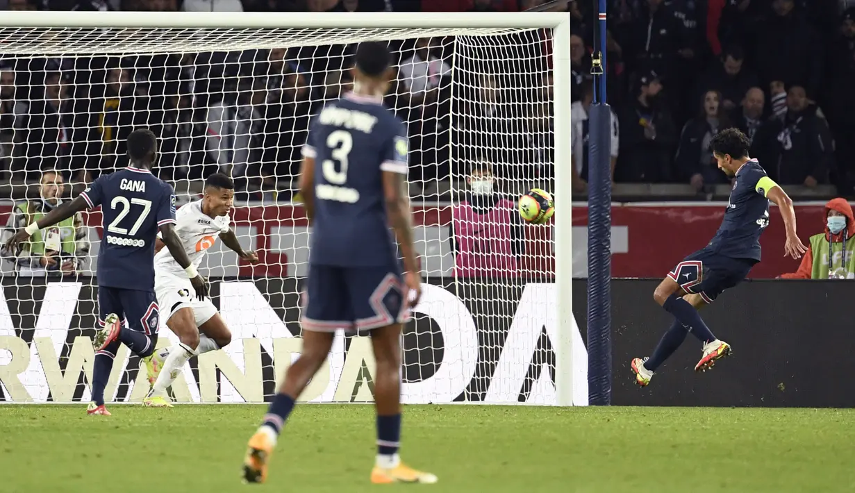 PSG memulai babak kedua dengan melakukan beberapa kali serangan. Hasilnya, Les Parisiens mampu menyamakan kedudukan di menit ke-74. Berawal dari umpan lambung yang dilesatkan Angel Di Maria, Marquinhos (kanan) sukses menyelesaikannya menjadi gol. (AFP/Bertrand Guay)