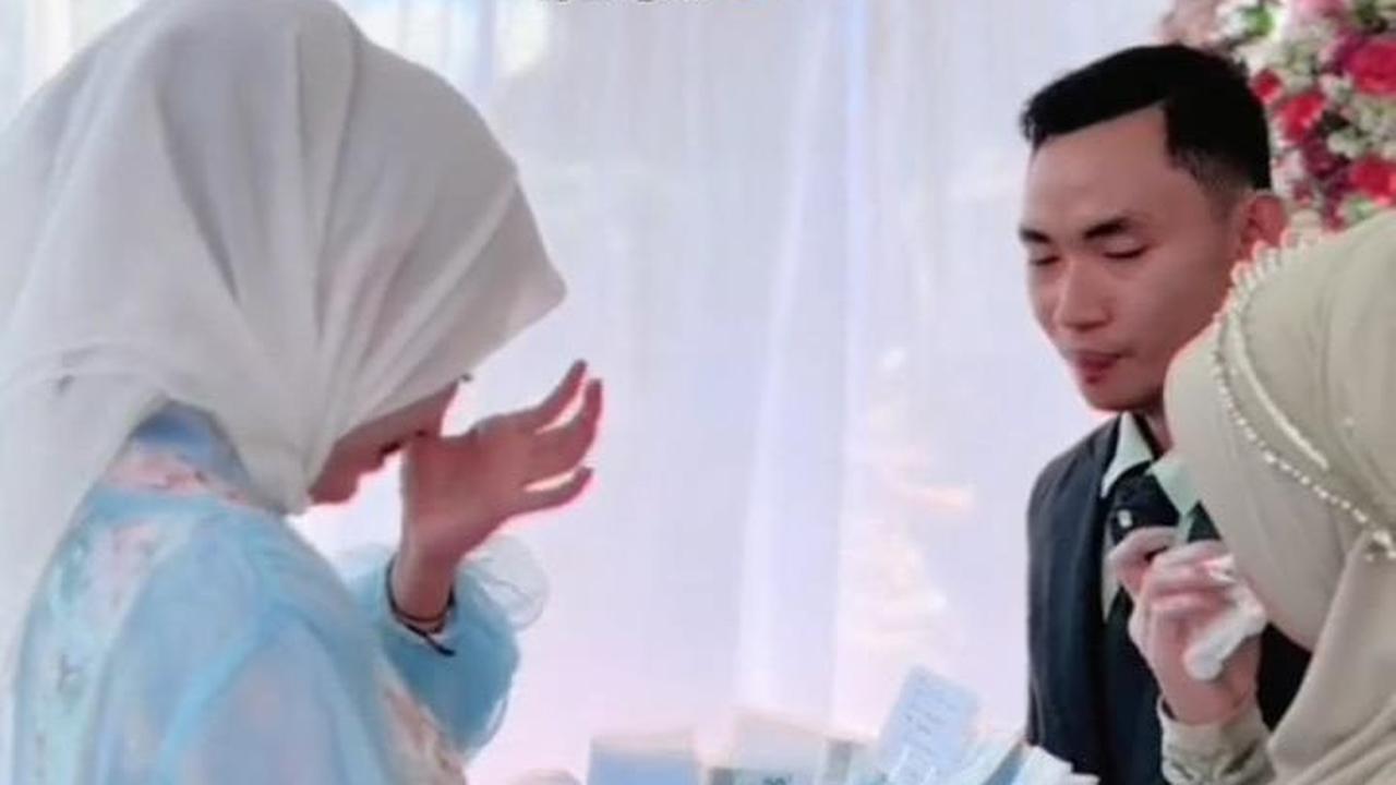 Tak hanya warganet, keduanya juga sama-sama terharu hingga menitikkan air mata di atas pelaminan.