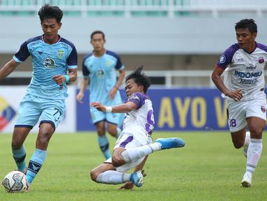 Kedua tim memainkan permainan dengan tempo yang relatif lambat untuk saling menunggu dalam mencari momentum penyerangan setidaknya sampai 10 menit pertama. Persita tampil lebih tenang dalam menguasai bola umpan satu-dua yang membuat lebih percaya diri. (Bola.com/Ikhwan Yanuar)