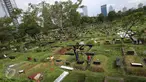 Suasana di sekitar makam TPU Karet Bivak, Jakarta, Senin (27/2). Dinas Kehutanan DKI Jakarta mengalokasikan dana Rp100 miliar untuk membenahi sekaligus menambah lahan pemakaman pada 2017. (Liputan6.com/Immanuel Antonius)