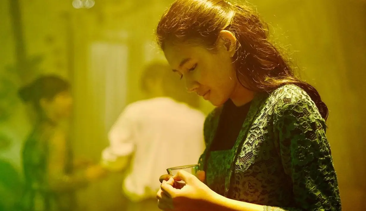 Melalui akun Instagram pribadinya, Shenina Cinnamon cukup sering mengunggah foto saat mengenakan kebaya. Rupanya warna hijau menjadi warna favorit pemain film Penyalin Cahaya ini. Kali ini, ia tampak begitu menawan dengan kebaya berwarna hijau. (Liputan6.com/IG/@shenacinnamon)