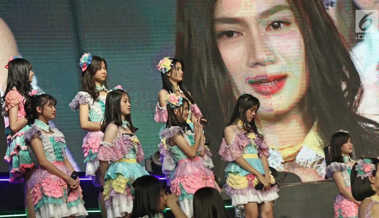 Para Member JKT 48 menyaksikan pengumuman kelulusan Melody di acara 'JKT48 Request Hour Setlist Best 30 2017', Jakarta, Sabtu (4/11). Melody memutuskan lulus dari JKT48. (Liputan6.com/Herman Zakharia)