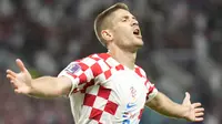 Pemain Timnas Kroasia, Andrej Kramaric melakukan selebrasi usai mencetak gol pertama Kroasia ke gawang Timnas Kanada dalam laga matchday kedua Grup F Piala Dunia 2022 di Khalifa International Stadium, Doha, Qatar, Minggu (27/11/2022) malam WIB. (AP/Aijaz Rahi)