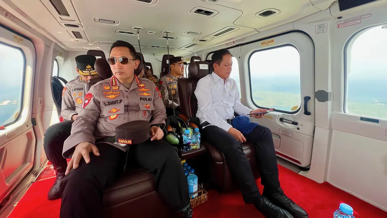 Kapolri Jenderal Listyo Sigit Prabowo melakukan peninjauan kesiapan penanganan karhutla di Riau dengan pemantauan titik api via udara dengan menggunakan helikopter (Istimewa)