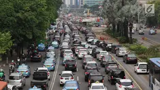 Suasana kemacetan di Jalan MH Thamrin, Jakarta, Kamis (31/5). Tingginya antusiasme warga untuk berbuka puasa di rumah menyebabkan jalan-jalan protokol di Ibukota dipadati kendaraan jelang waktu berbuka. (Liputan6.com/Immanuel Antonius)