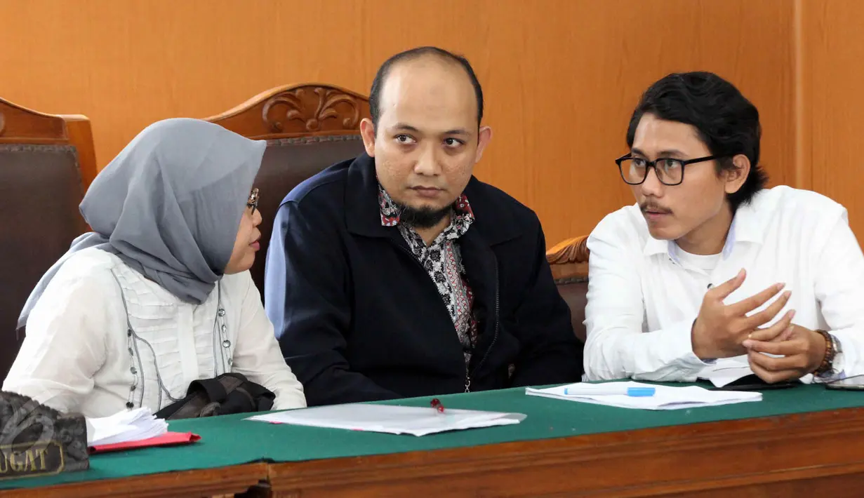 Novel Baswedan (tengah) saat akan menjalani sidang perdana praperadilan Novel Baswedan di Pengadilan Negeri Jakarta Selatan, Kamis (4/6/2015). (Liputan6.com/Helmi Afandi)