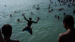 Gelombang panas melanda Rio de Janeiro, suhu mencapai 39,9 derajat Celcius. (Tercio Teixeira/AFP)